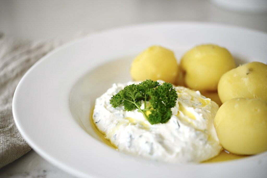 herb quark with potatoes and flax oil